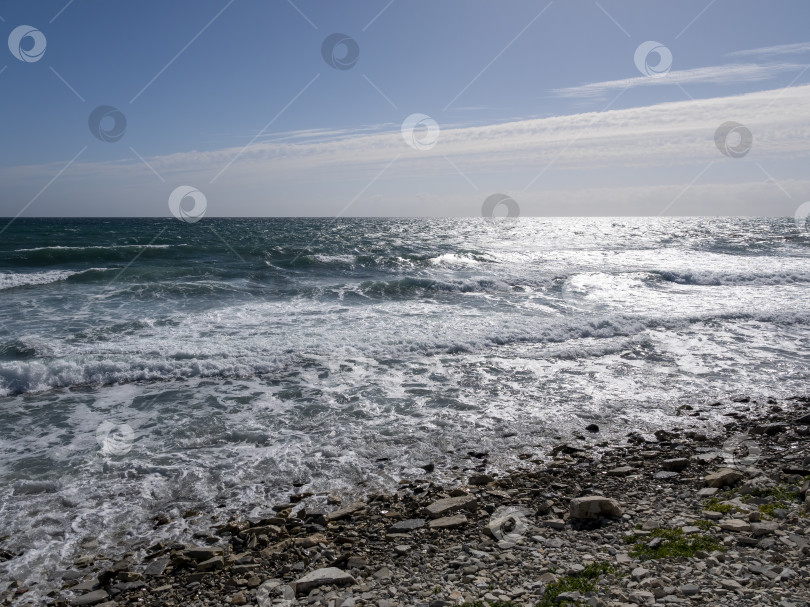 Скачать Вид на бурный морской пейзаж с волнами и Черным морем фотосток Ozero