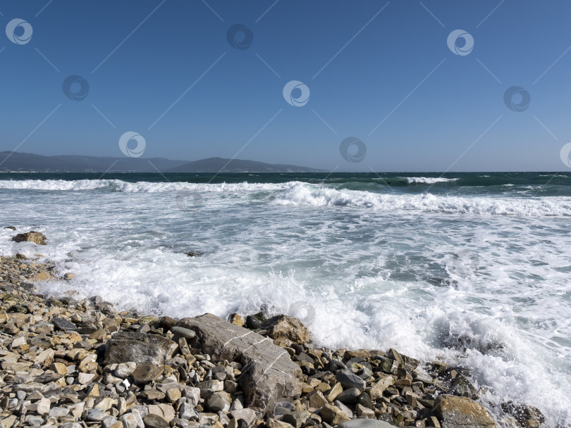 Скачать Вид на бурный морской пейзаж с волнами и Черным морем фотосток Ozero