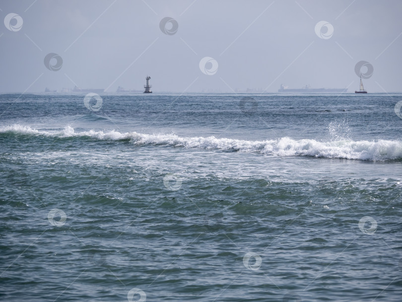Скачать Вид на бурный морской пейзаж с волнами и Черным морем фотосток Ozero