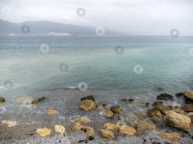 Скачать Вид на бурный морской пейзаж с волнами и Черным морем фотосток Ozero