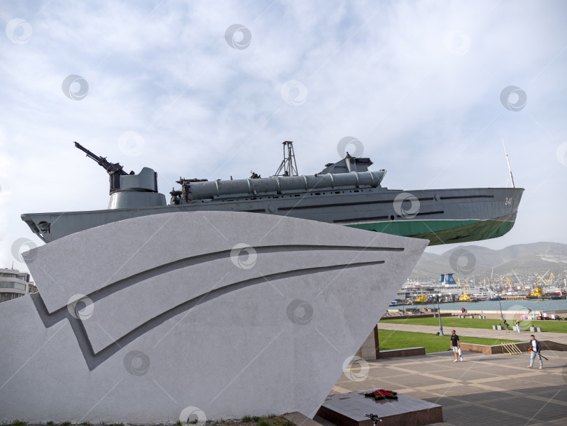 Скачать Россия, Новороссийск. Памятник торпедному катеру с надписью героям-морякам Черноморского побережья на набережной в городе недалеко от порта 18 августа 2024 года фотосток Ozero