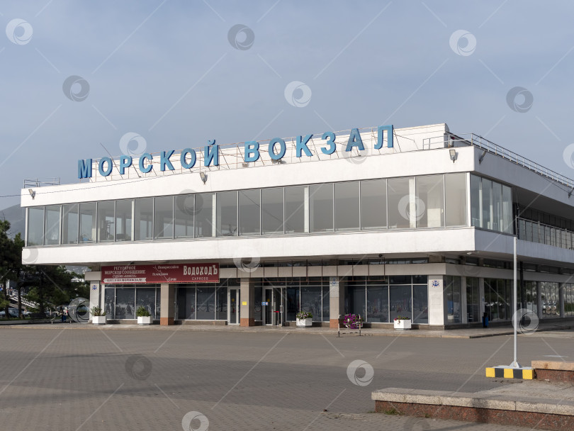 Скачать Новороссийск, Россия - 18 августа 2024 года здание морского вокзала Новороссийска фотосток Ozero