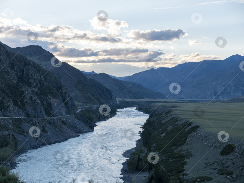 Скачать Волны, брызги и пена, река Катунь в Горном Алтае. Сибирь, Россия фотосток Ozero