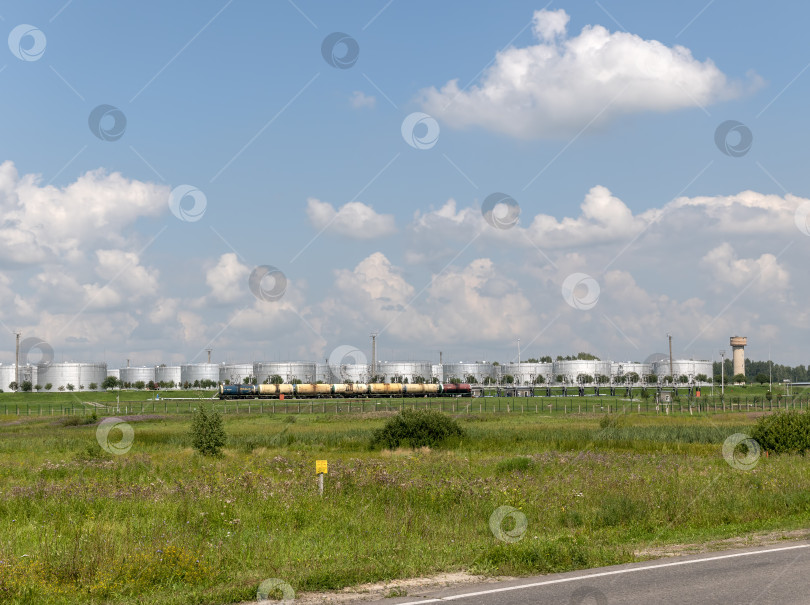Скачать Техническое масло в нефтехимическом резервуаре с бензином фотосток Ozero