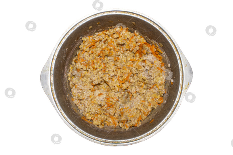 Скачать Перловая каша с луком и морковью в казане на белом фоне.Домашняя перловая каша.На фоне вареной перловой крупы. фотосток Ozero