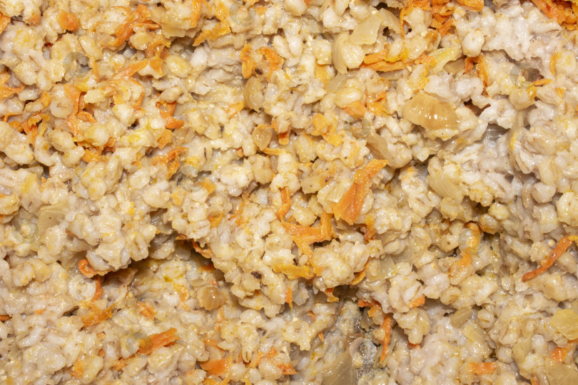 Скачать Перловая крупа с луком и морковью.Перловая крупа домашнего приготовления, вид сверху.На заднем плане - отварная перловая крупа. фотосток Ozero