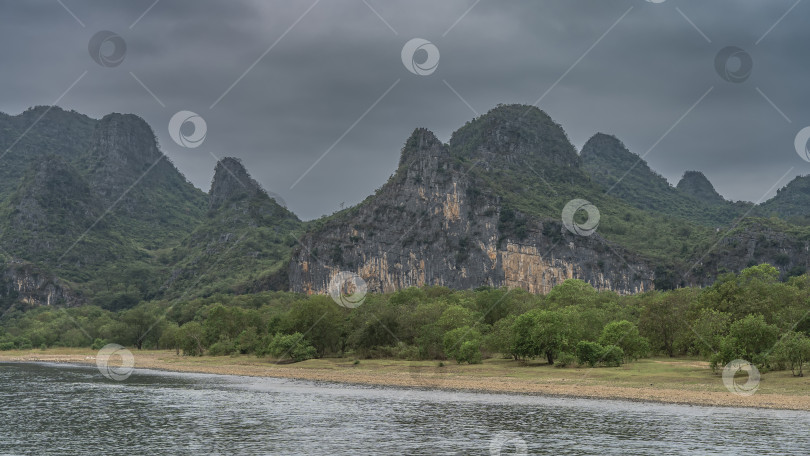 Скачать Живописные горы на фоне неба и облаков. фотосток Ozero