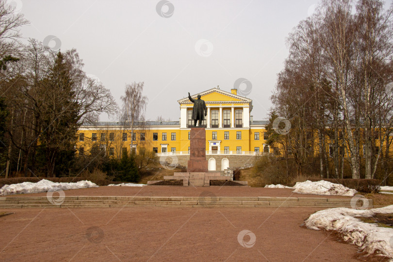 Скачать Здание лицея в Зеленогорске фотосток Ozero