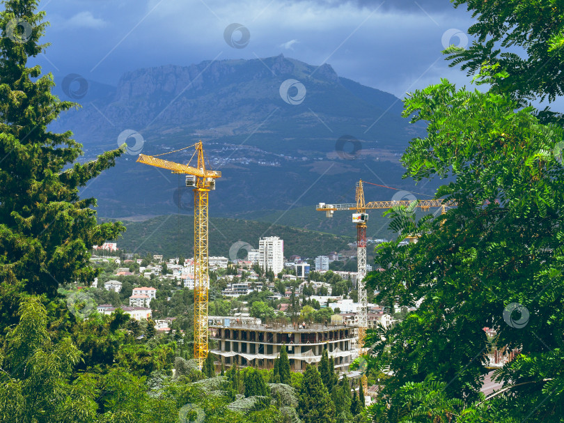 Скачать вид на строительные работы в г. Алушта фотосток Ozero