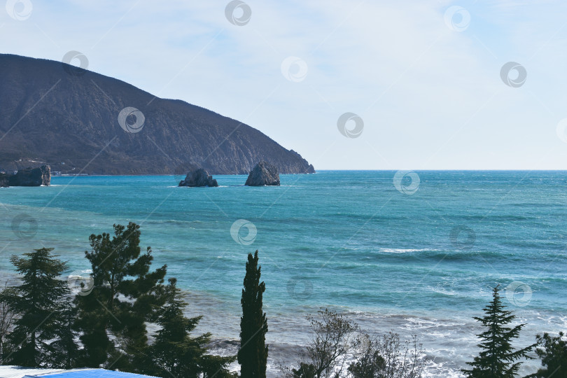 Скачать Вид на скалу и лазурное море фотосток Ozero