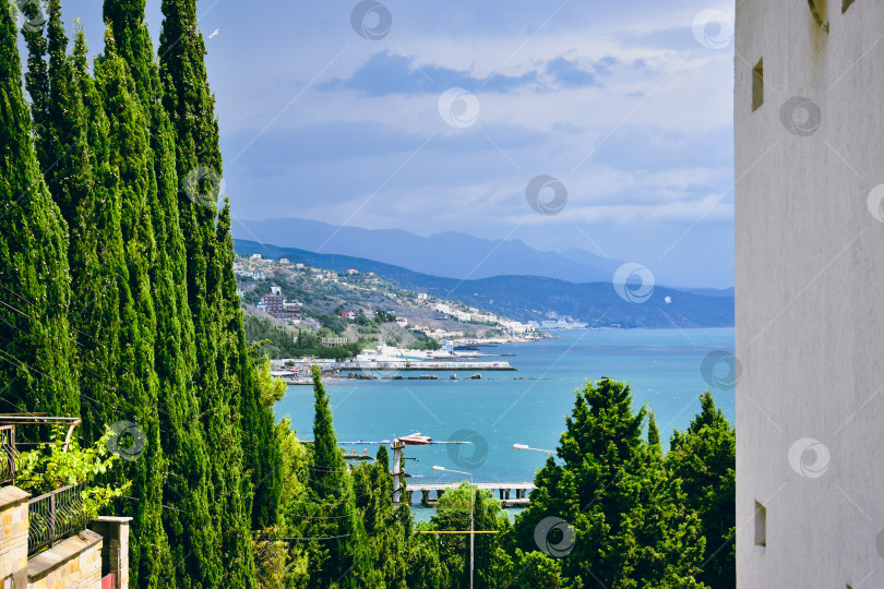 Скачать Вид на побережье г. Алушты фотосток Ozero