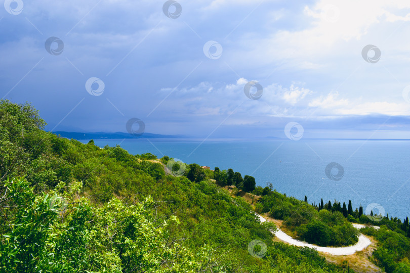 Скачать Вид на морское побережье и облака фотосток Ozero
