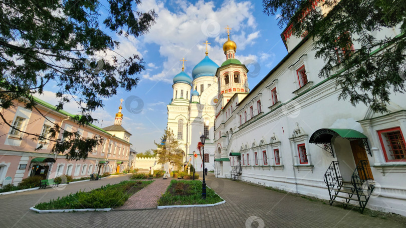 Скачать Николо-Перервинский монастырь в Москве. Панорамный вид на территорию обители фотосток Ozero