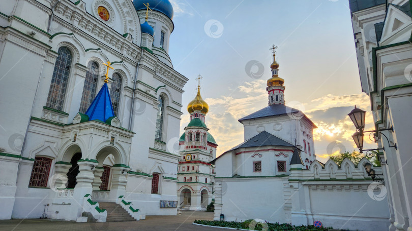 Скачать Храмы Николо-Перервинского монастыря в Москве на закате солнца фотосток Ozero