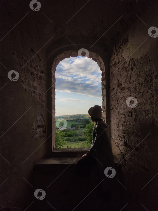 Скачать Вид из окна на церковь. Красивый пейзаж из окна фотосток Ozero