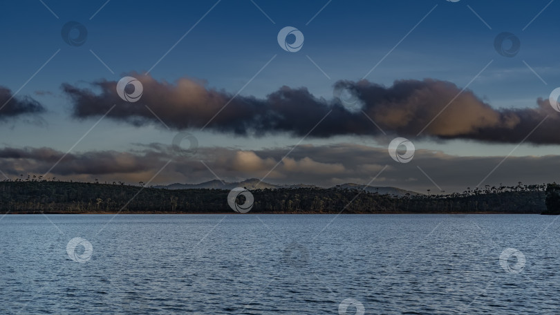 Скачать Вечерний пейзаж на озере. Рябь на спокойной поверхности воды. фотосток Ozero