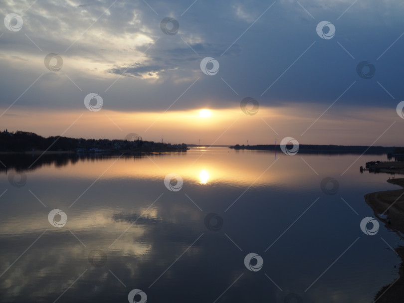 Скачать Вечерний закат над рекой. фотосток Ozero