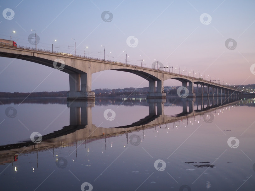 Скачать Отражение моста в реке. фотосток Ozero