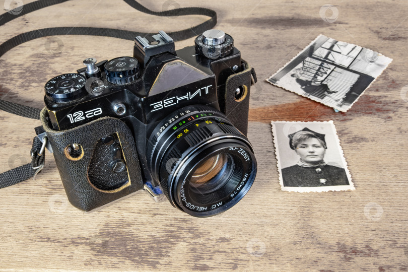 Скачать Советский фотоаппарат Зенит 12СД и два   старых фото девушки фотосток Ozero