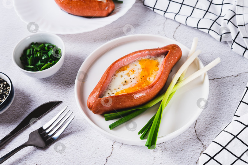 Скачать Колбаса, фаршированная жареным яйцом и чесноком, на тарелке на столе фотосток Ozero
