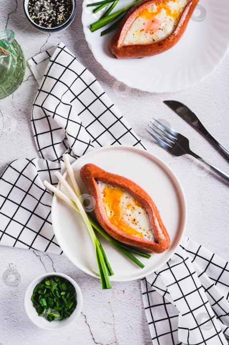 Скачать Колбаса, фаршированная жареным яйцом и чесноком, на тарелке на столешнице в вертикальном положении фотосток Ozero