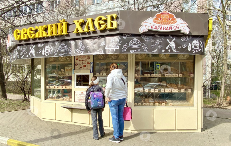 Скачать Киоск "Свежий хлеб", компания "Каравай СВ" Мытищи, Московская область, улица Юбилейная, Россия, апрель 2025 г. фотосток Ozero