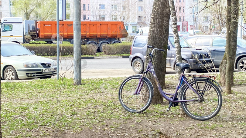 Скачать Современный велосипед, припаркованный на городской улице, около дерева. Улица Юбилейная, г. Мытищи, Московская область, Россия, апрель 2025 г. фотосток Ozero