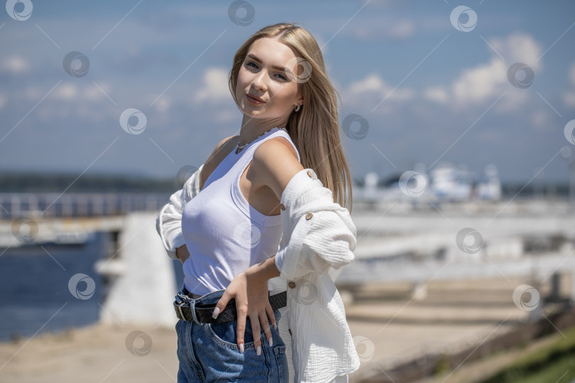 Скачать Портрет красивой молодой блондинки крупным планом фотосток Ozero