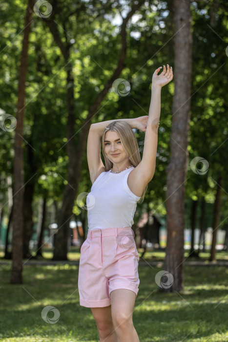 Скачать Портрет красивой молодой блондинки крупным планом фотосток Ozero