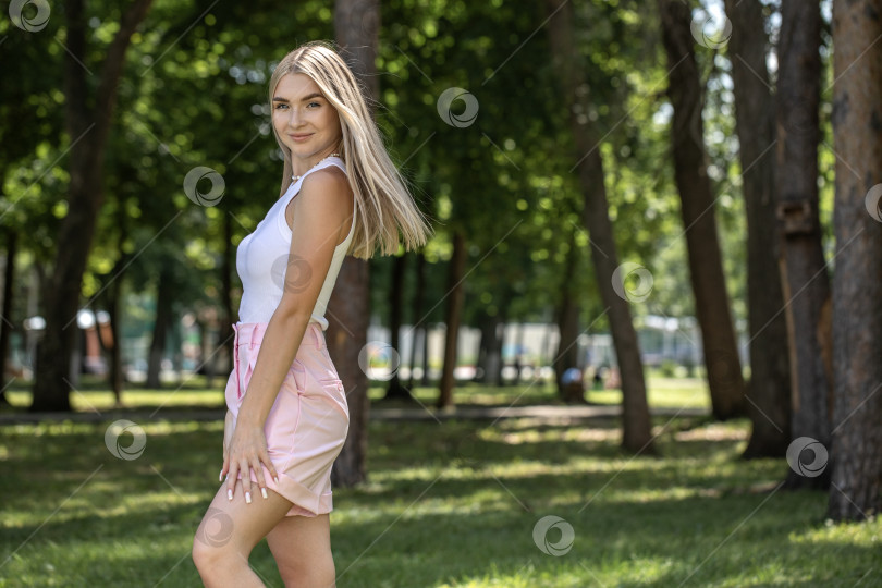 Скачать Портрет красивой молодой блондинки крупным планом фотосток Ozero
