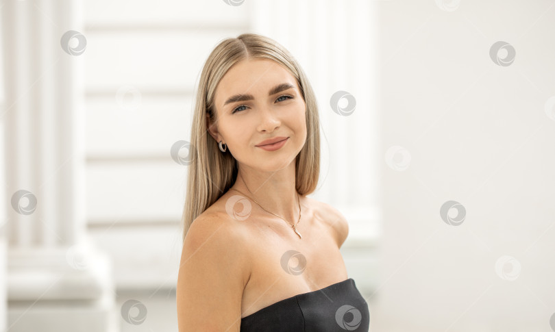 Скачать Портрет красивой молодой блондинки крупным планом фотосток Ozero