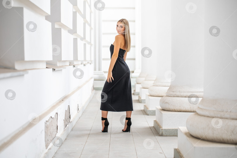 Скачать Портрет молодой красивой блондинки в черном платье фотосток Ozero