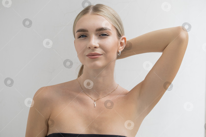 Скачать Портрет красивой молодой блондинки крупным планом фотосток Ozero