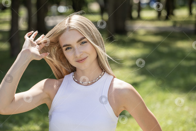 Скачать Портрет красивой молодой блондинки крупным планом фотосток Ozero
