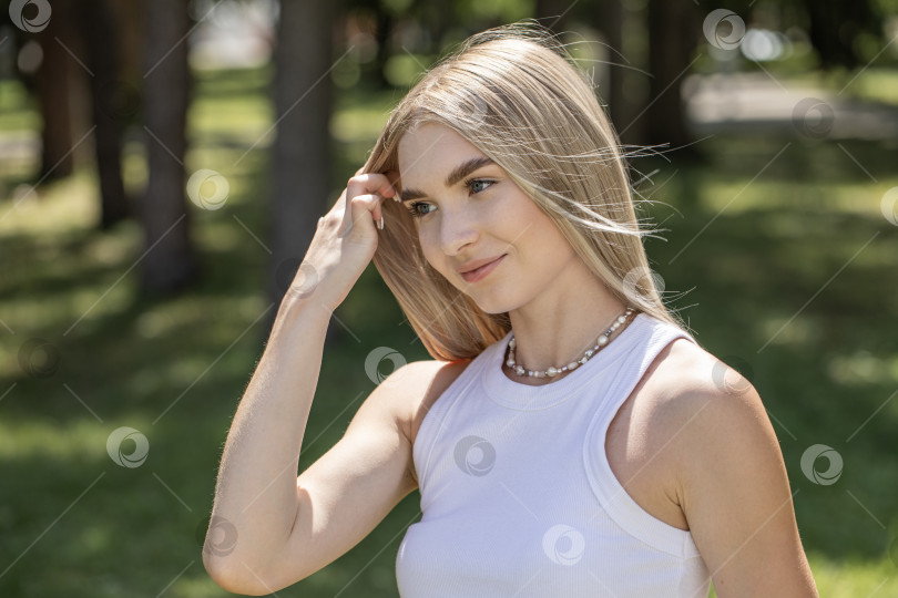 Скачать Портрет красивой молодой блондинки крупным планом фотосток Ozero