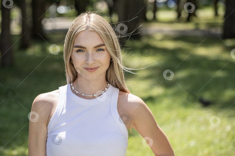 Скачать Портрет красивой молодой блондинки крупным планом фотосток Ozero