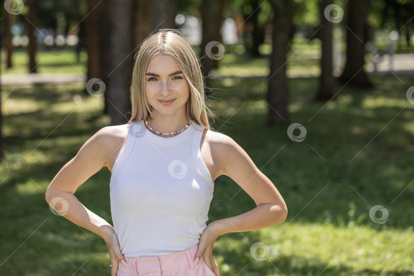 Скачать Портрет красивой молодой блондинки крупным планом фотосток Ozero
