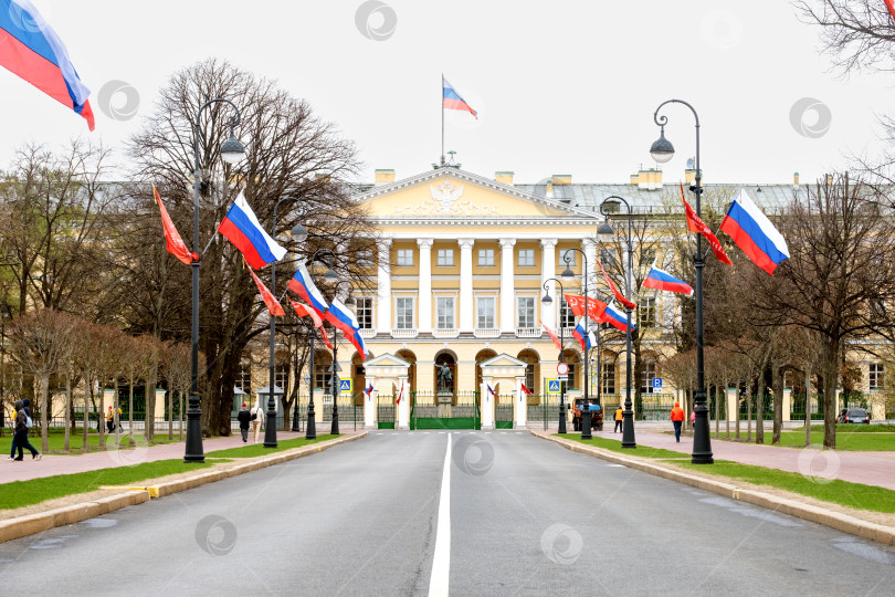 Скачать Санкт-Петербург, Россия - 05.05.2024. Здание Смольного института с российскими флагами на проспекте фотосток Ozero
