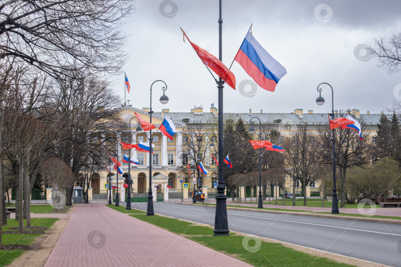 Скачать Санкт-Петербург, Россия - 05.05.2024. Здание Смольного института с российскими флагами на проспекте фотосток Ozero