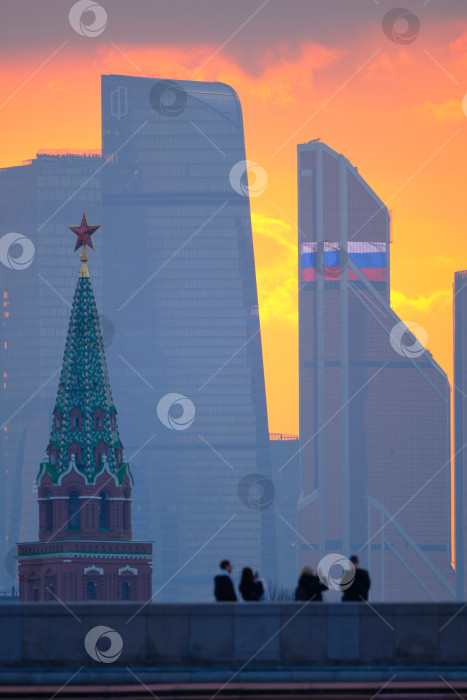 Скачать Москва. Москва-Сити и Боровицкая башня Кремля на закате солнца. фотосток Ozero