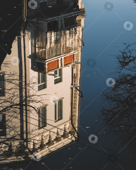 Скачать Отражение в луже. Красивый дом. фотосток Ozero