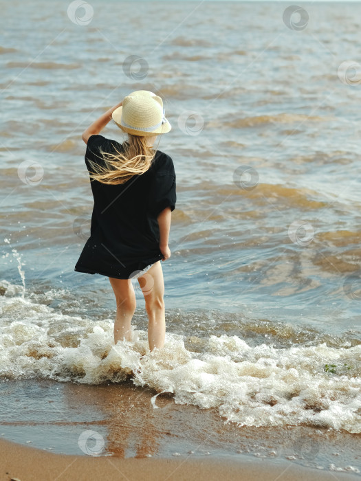 Скачать Маленькая девочка на берегу моря. Морской пейзаж. Отдых на берегу моря. Вид сзади фотосток Ozero
