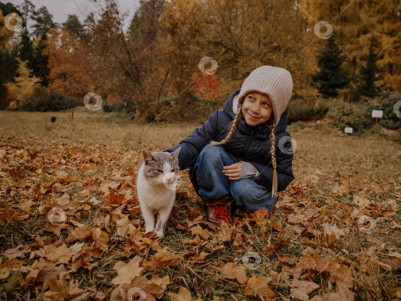 Скачать Осенняя прогулка по лесу. Маленькая девочка с котом в осеннем лесу фотосток Ozero