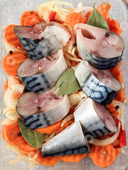 Скачать Свежая скумбрия с овощами готовится к приготовлению. Сделано на смартфоне фотосток Ozero