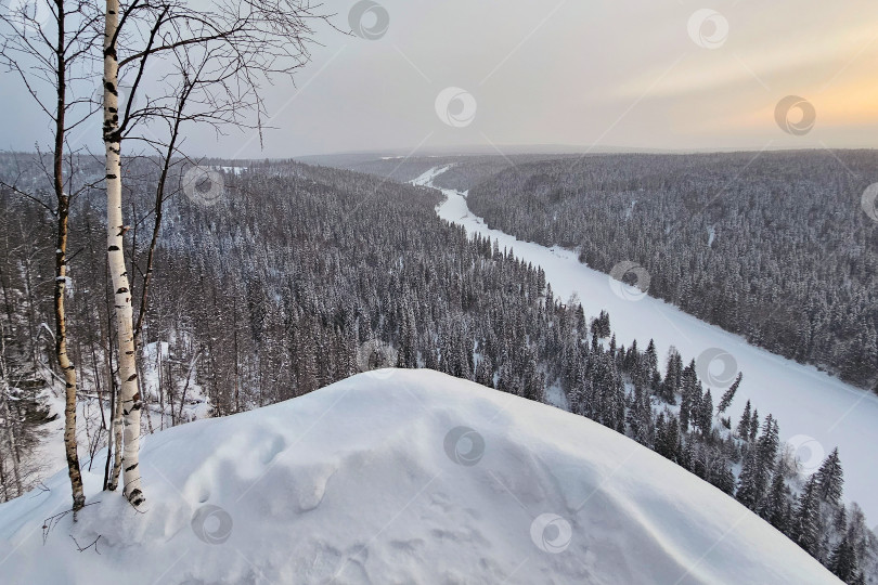 Скачать морозное утро, заснеженный утес, деревья на краю фотосток Ozero