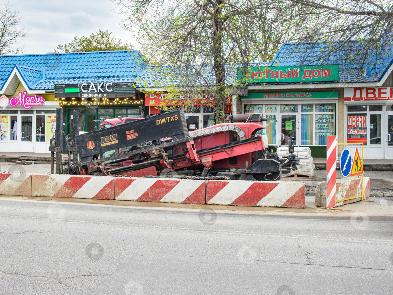 Скачать Дорожные работы с буровой установкой GNB DW/TXS на улице города фотосток Ozero