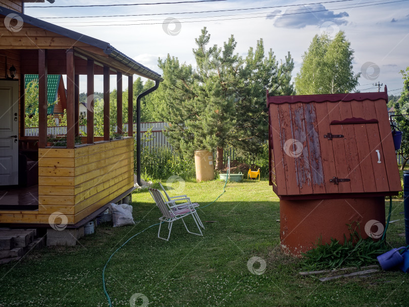 Скачать Старые полосатые складные стулья в сельском саду фотосток Ozero