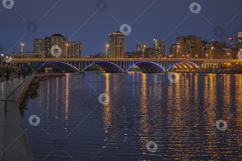 Скачать Макаровский мост через реку Исеть ночью в Екатеринбурге, Россия фотосток Ozero