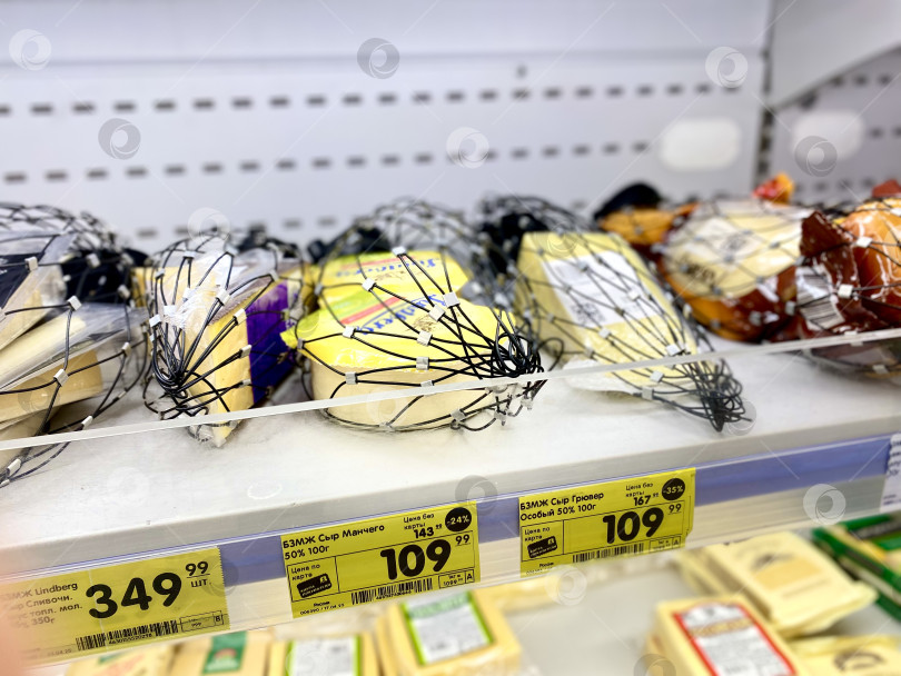 Скачать Продажа сыра в сетевом магазине "Верный". Мытищи, Московская область, Россия, май 2025 г. фотосток Ozero