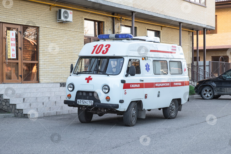 Скачать Скорая медицинская помощь УАЗ 3962 АСМП у многоэтажного дома фотосток Ozero